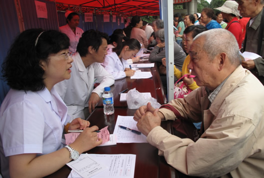 昆明市中醫(yī)醫(yī)院舉辦“冬病夏治”大型健康科普活動(dòng)，融合傳統(tǒng)智慧與現(xiàn)代咨詢